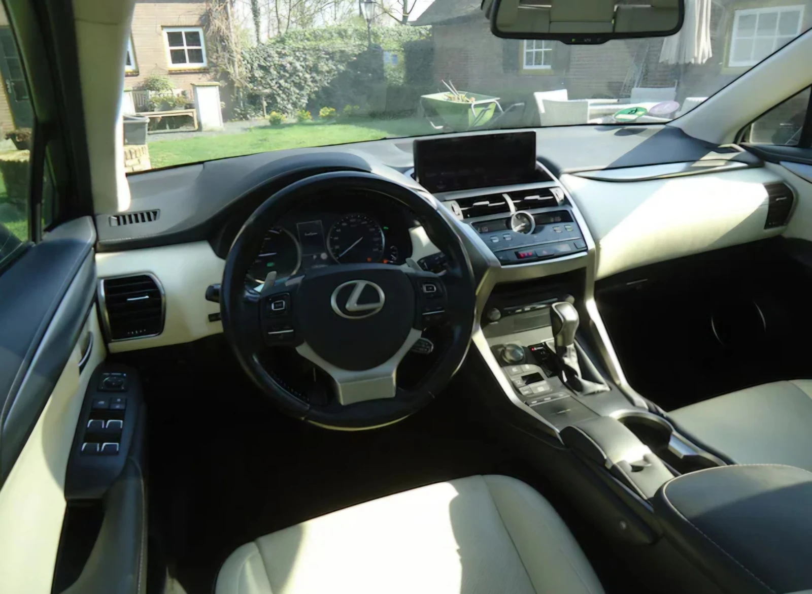 Lexus NX 300h Luxury Line 4х4 Distronic , снимка 8 - Автомобили и джипове - 53913160