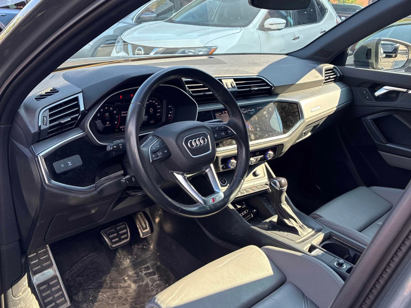 Audi Q3  Progressiv / DISTRONIC / CARFAX / АВТОКРЕДИТ , снимка 5 - Автомобили и джипове - 55842187