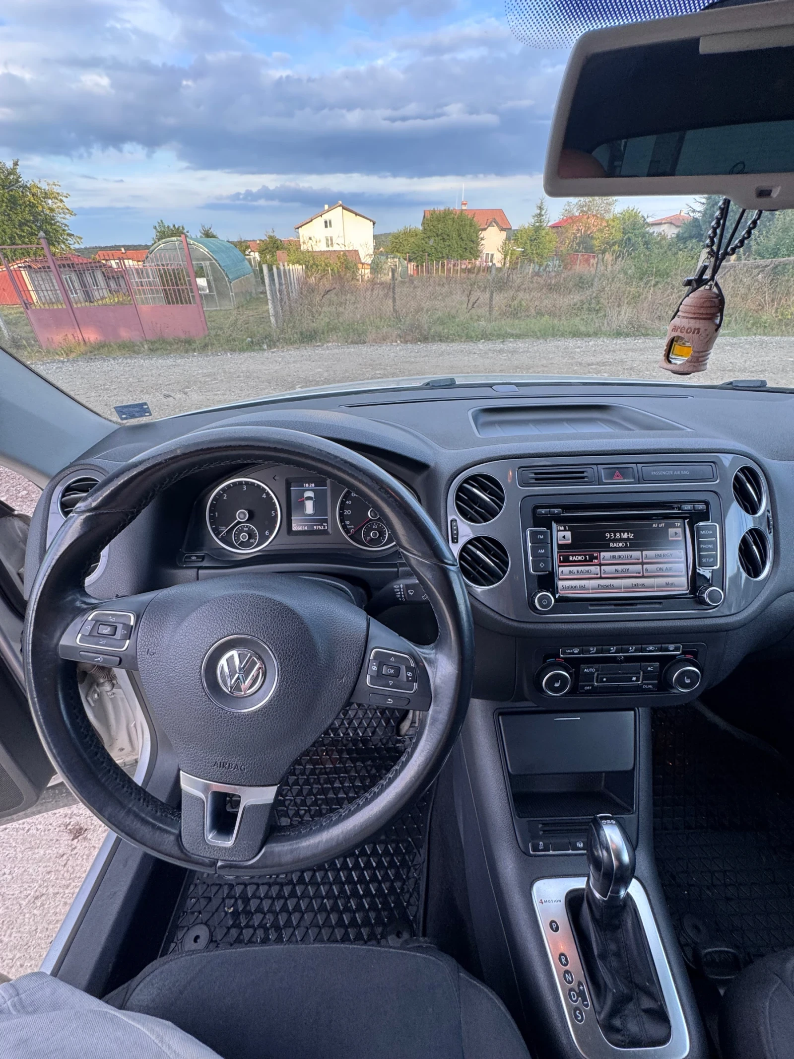 VW Tiguan, снимка 13 - Автомобили и джипове - 56087584
