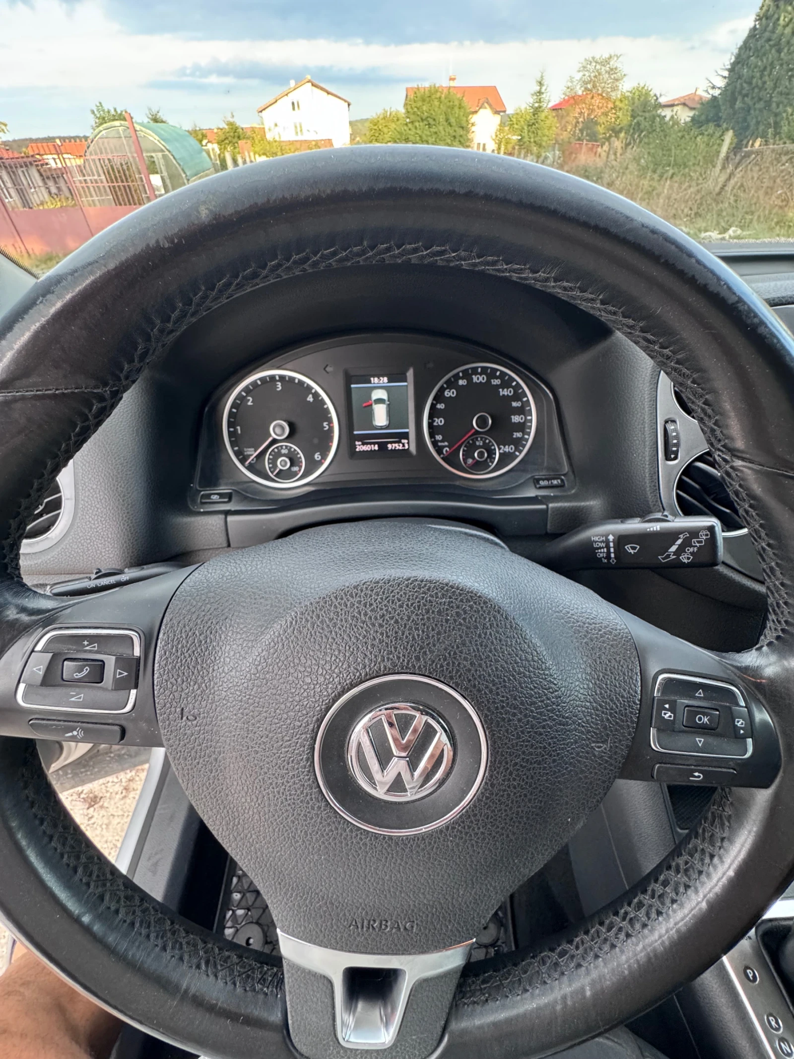 VW Tiguan, снимка 10 - Автомобили и джипове - 56087584