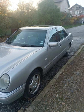 Mercedes-Benz E 320 4MATIC, снимка 2