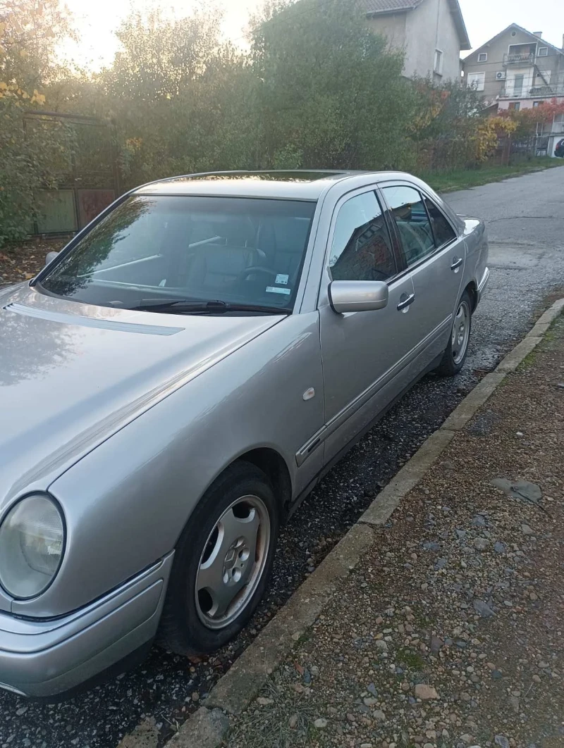 Mercedes-Benz E 320 4MATIC, снимка 2 - Автомобили и джипове - 52284035