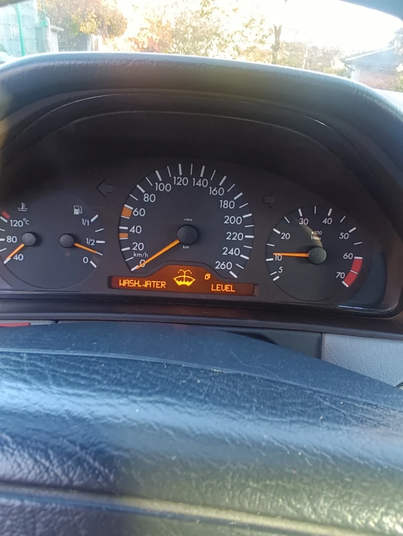 Mercedes-Benz E 320 4MATIC, снимка 17 - Автомобили и джипове - 52284035