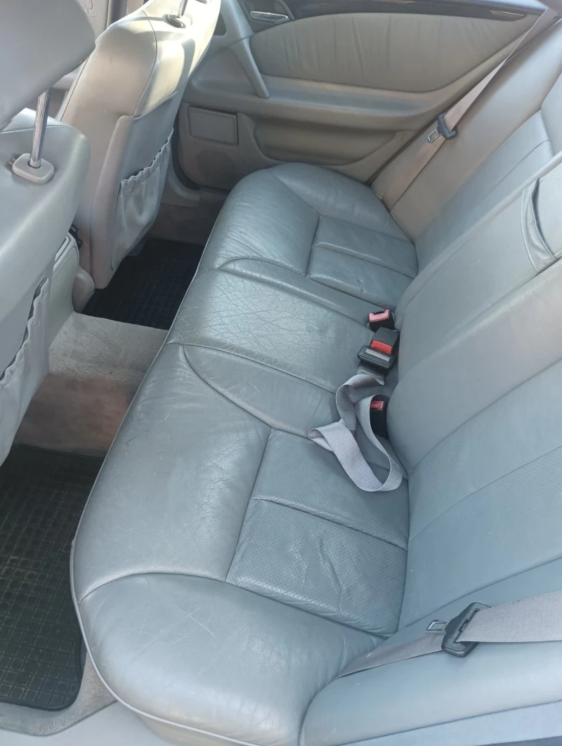 Mercedes-Benz E 320 4MATIC, снимка 11 - Автомобили и джипове - 52284035