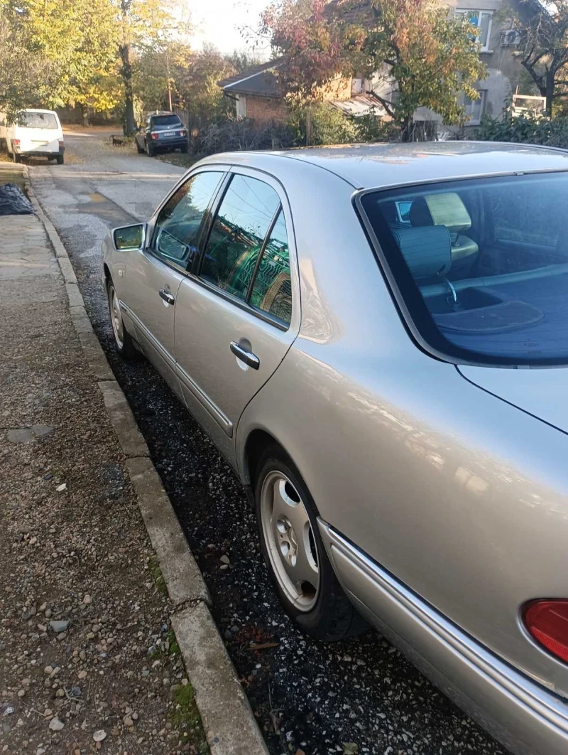 Mercedes-Benz E 320 4MATIC, снимка 4 - Автомобили и джипове - 52284035