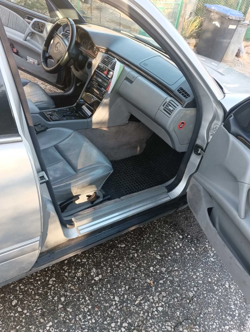Mercedes-Benz E 320 4MATIC, снимка 14 - Автомобили и джипове - 52284035