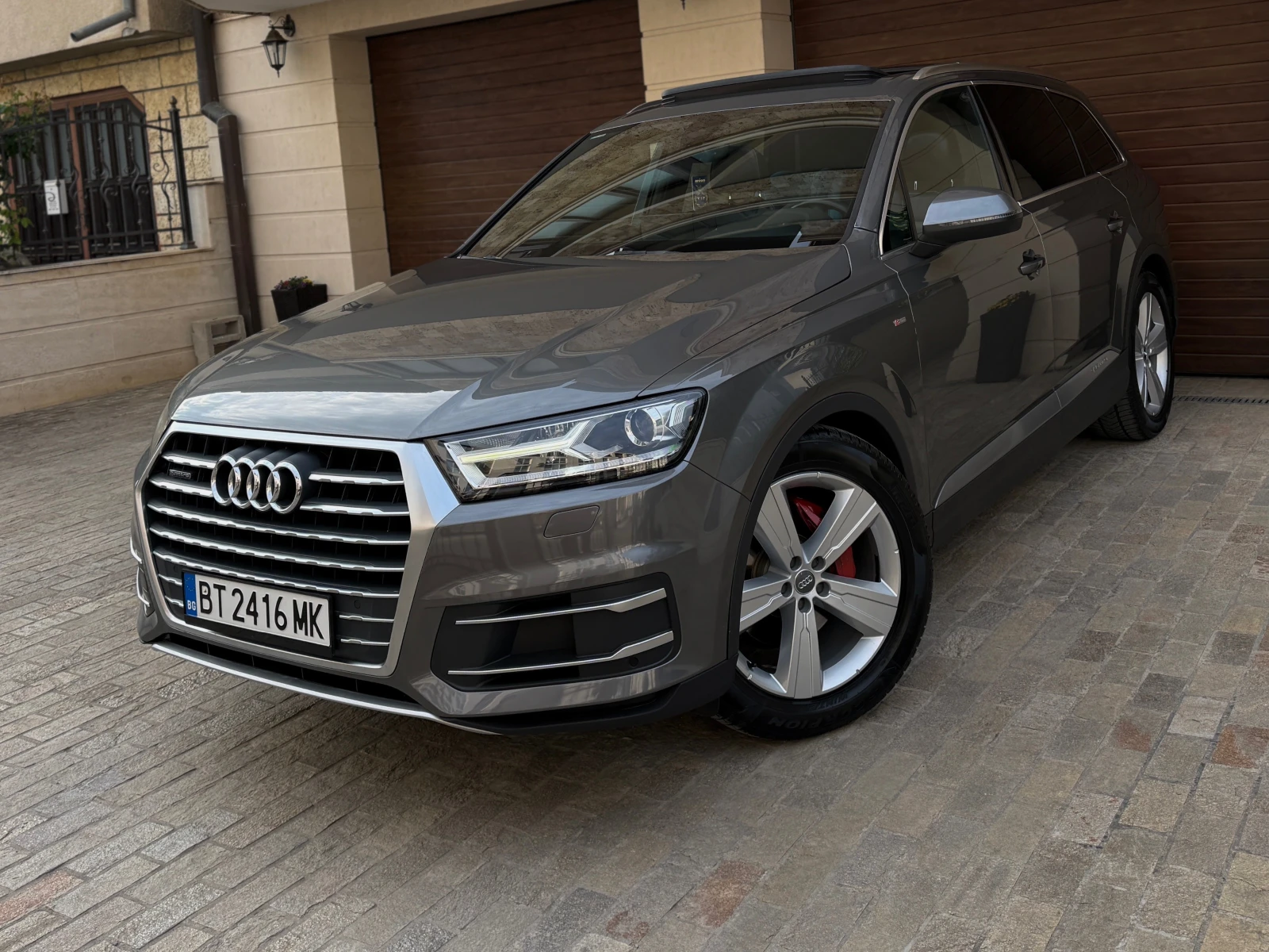 Audi Q7 3.0TDI* S-Line* Завиващ Мост* Доказуеми Км* , снимка 4 - Автомобили и джипове - 54619311