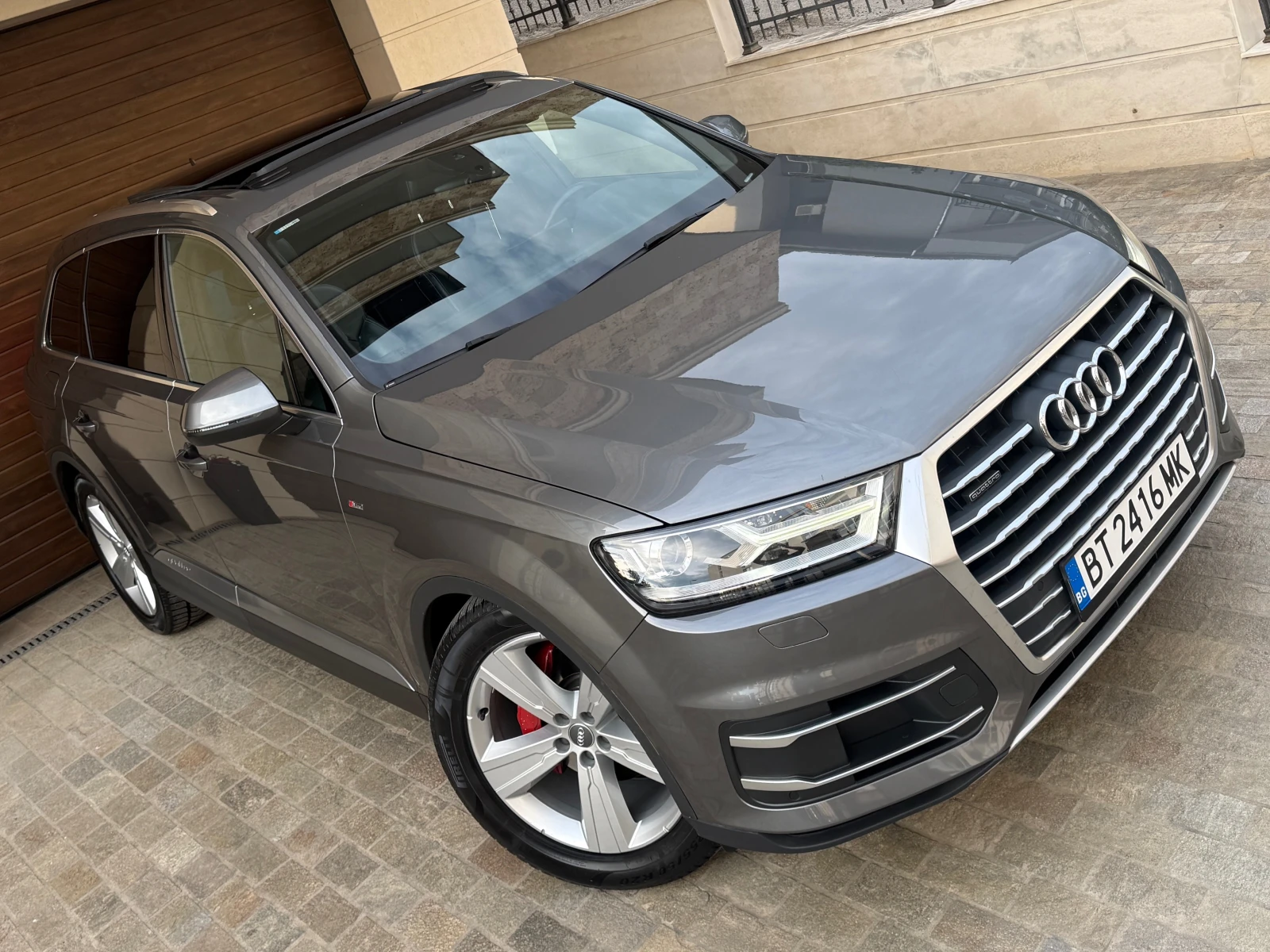 Audi Q7 3.0TDI* S-Line* Завиващ Мост* Доказуеми Км* , снимка 2 - Автомобили и джипове - 54619311