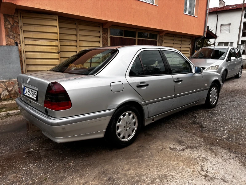 Mercedes-Benz C 180, снимка 4 - Автомобили и джипове - 51945933