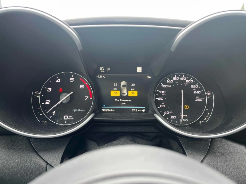 Alfa Romeo Giulia Veloce С РЕГИСТРАЦИЯ & АВТО КРЕДИТ , снимка 7 - Автомобили и джипове - 53382769