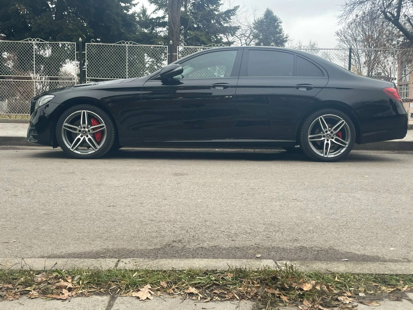 Mercedes-Benz E 220 AMG 4X4 / 9G - изображение 3