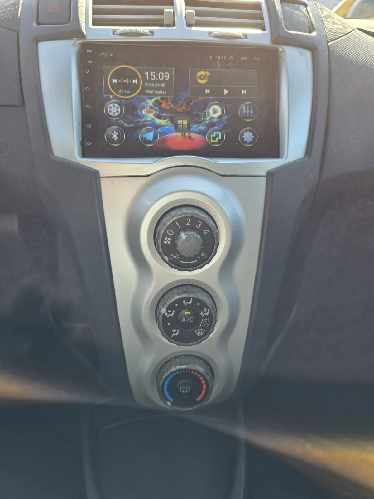 Toyota Yaris 1.3i АВТОМАТИК, снимка 12 - Автомобили и джипове - 54138999