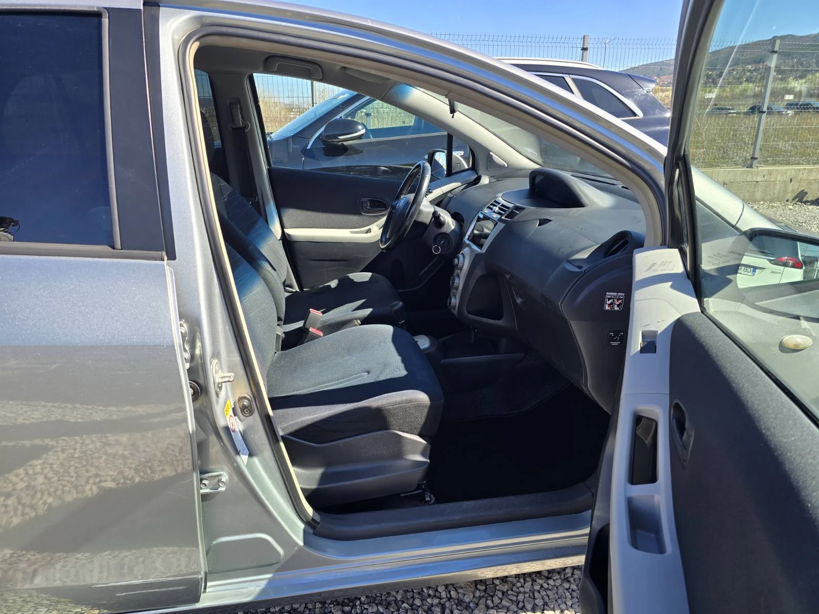 Toyota Yaris 1.3i АВТОМАТИК, снимка 9 - Автомобили и джипове - 54138999