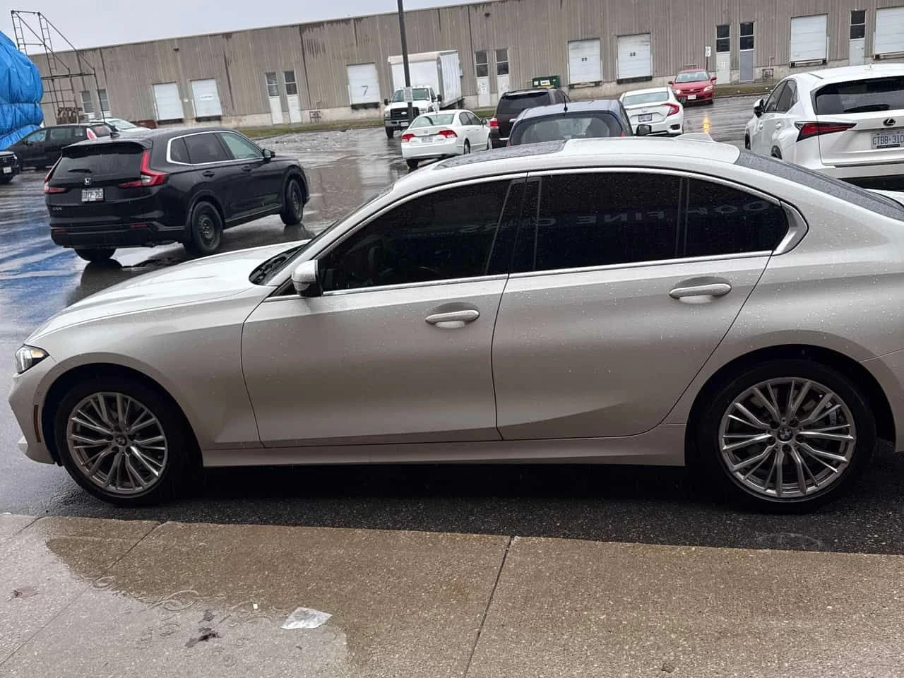 BMW 330 i xDrive/HUD/360 CAM/ШИБИДАХ, снимка 3 - Автомобили и джипове - 54161252