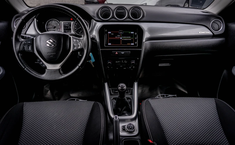 Suzuki Vitara 1.6i 4x4 КАТО НОВА! ДИСТРОНИК, ПОДГРЕВ, КАМЕРА!, снимка 9 - Автомобили и джипове - 53452932