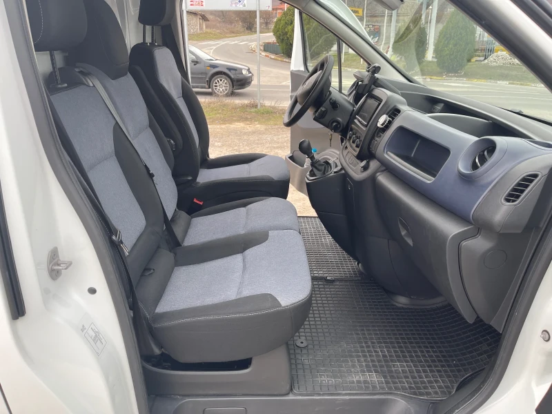 Opel Vivaro, снимка 11 - Бусове и автобуси - 49472057