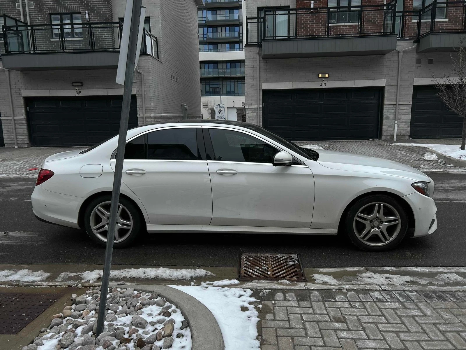 Mercedes-Benz E 300 4MATIC С РЕГИСТРАЦИЯ & АВТО КРЕДИТ , снимка 3 - Автомобили и джипове - 53958964