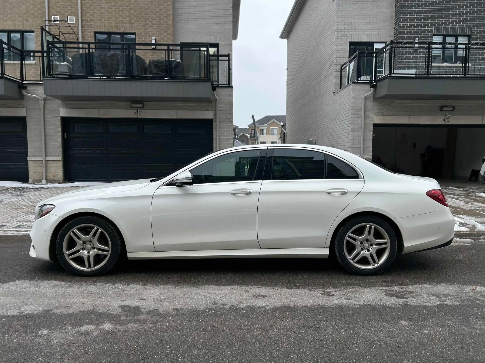 Mercedes-Benz E 300 4MATIC С РЕГИСТРАЦИЯ & АВТО КРЕДИТ , снимка 2 - Автомобили и джипове - 53958964