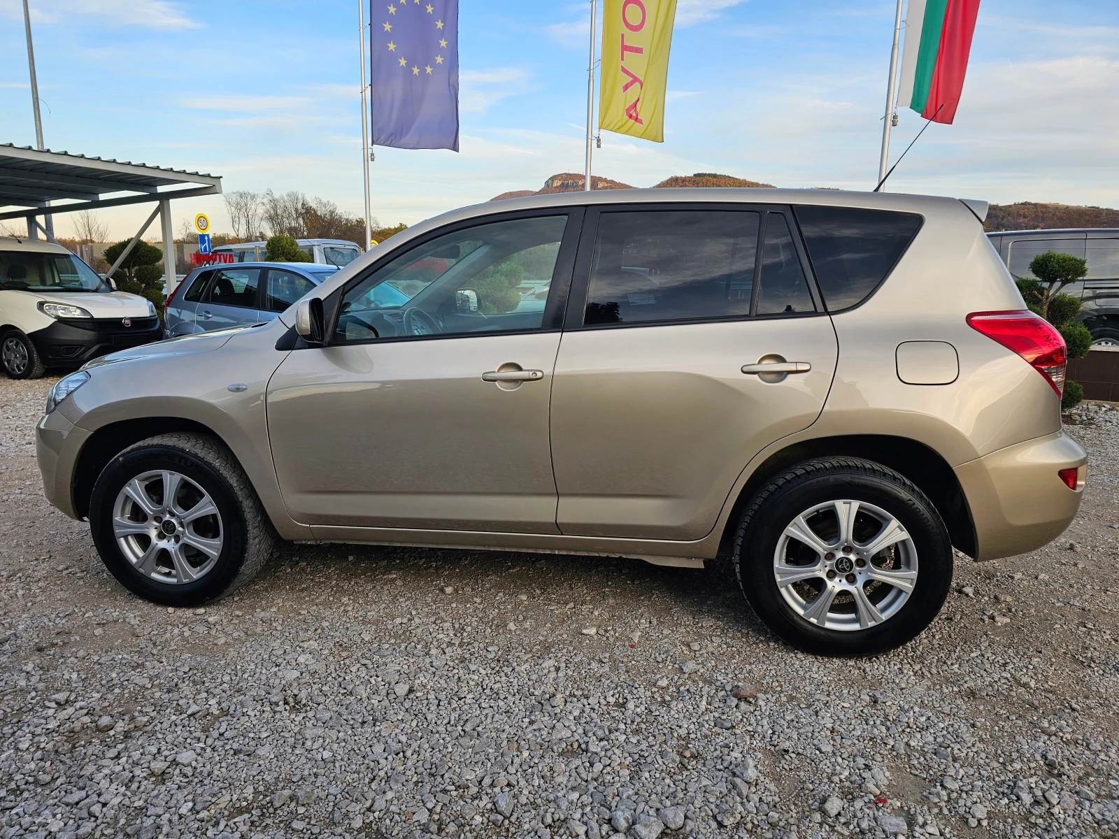 Toyota Rav4 2.2 D-4D 136кс! ! ПАРКТРОНИК! !КЛИМАТРОНИК - изображение 2