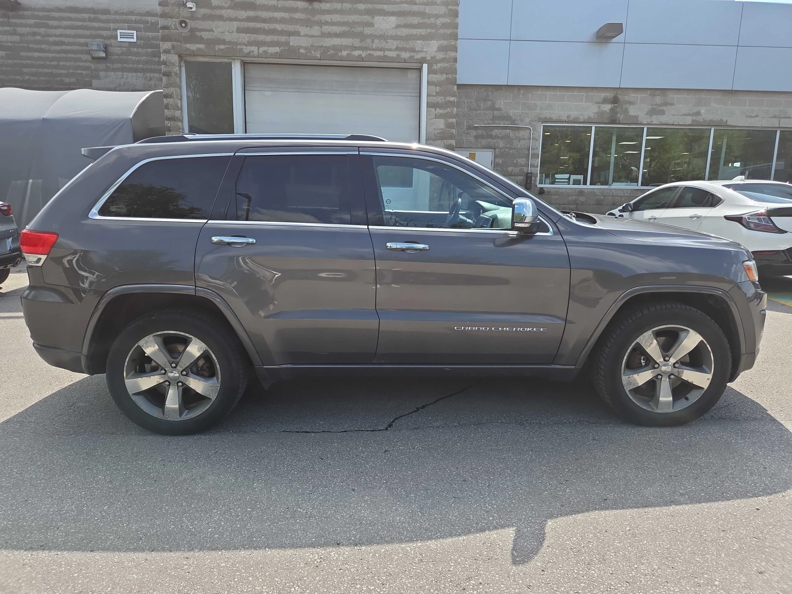 Jeep Grand cherokee * Overland * CARFAX * ОПЦИЯ ЗА ФИНАНСИРАНЕ , снимка 3 - Автомобили и джипове - 56002045