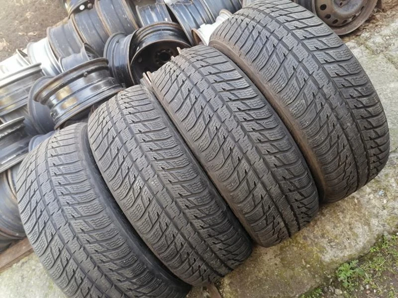 Гуми Зимни 235/60R18, снимка 2 - Гуми и джанти - 31638517