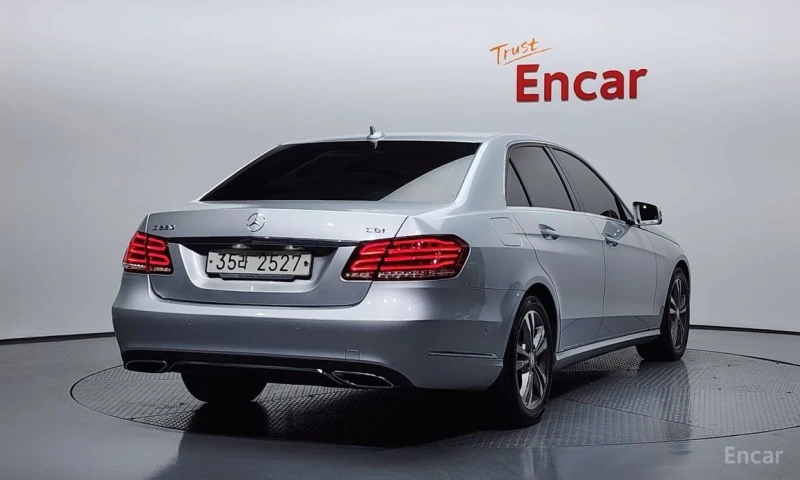 Mercedes-Benz 220, снимка 2 - Автомобили и джипове - 53515311