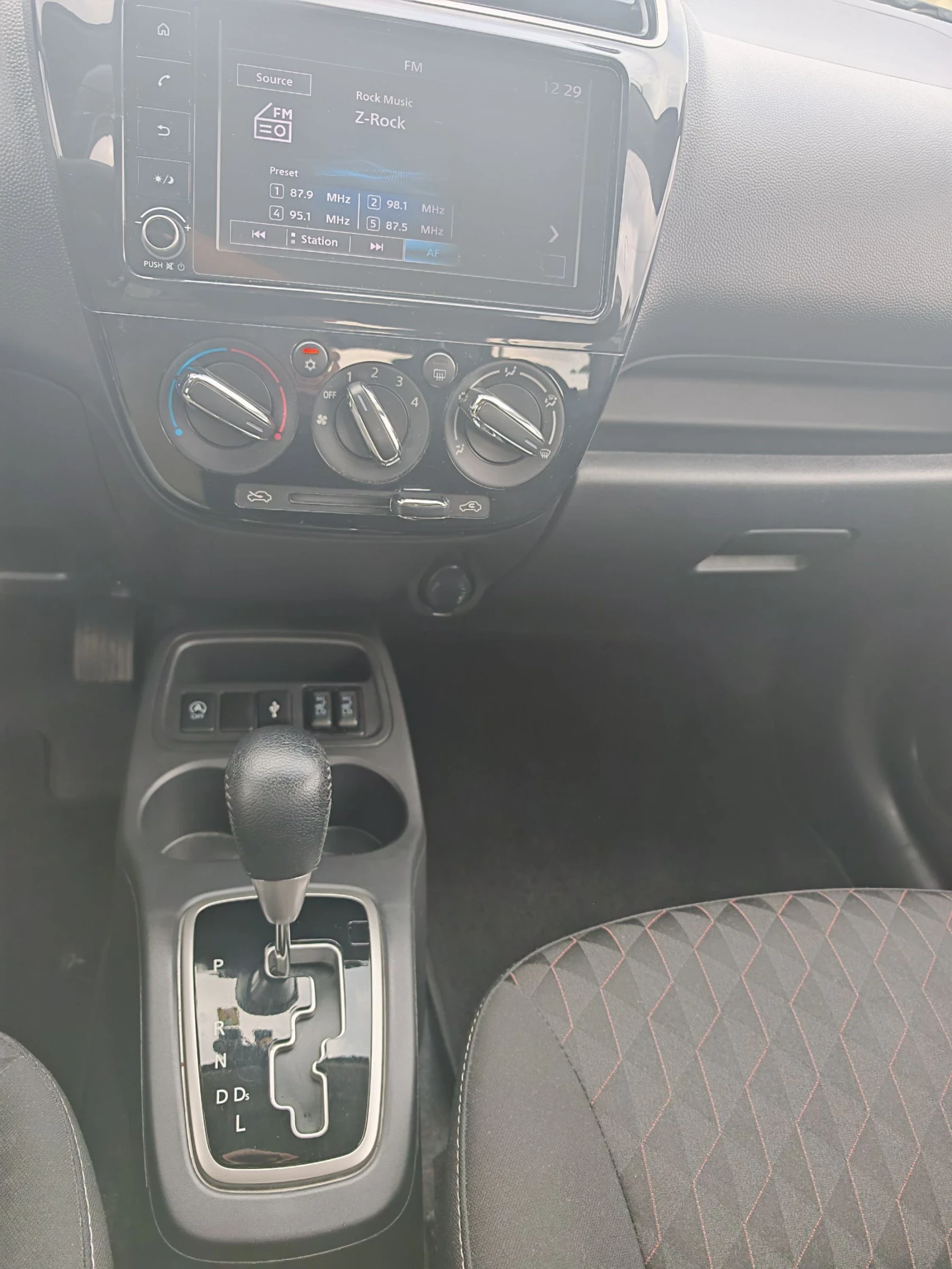 Mitsubishi Space star 1.2i, снимка 11 - Автомобили и джипове - 54041035