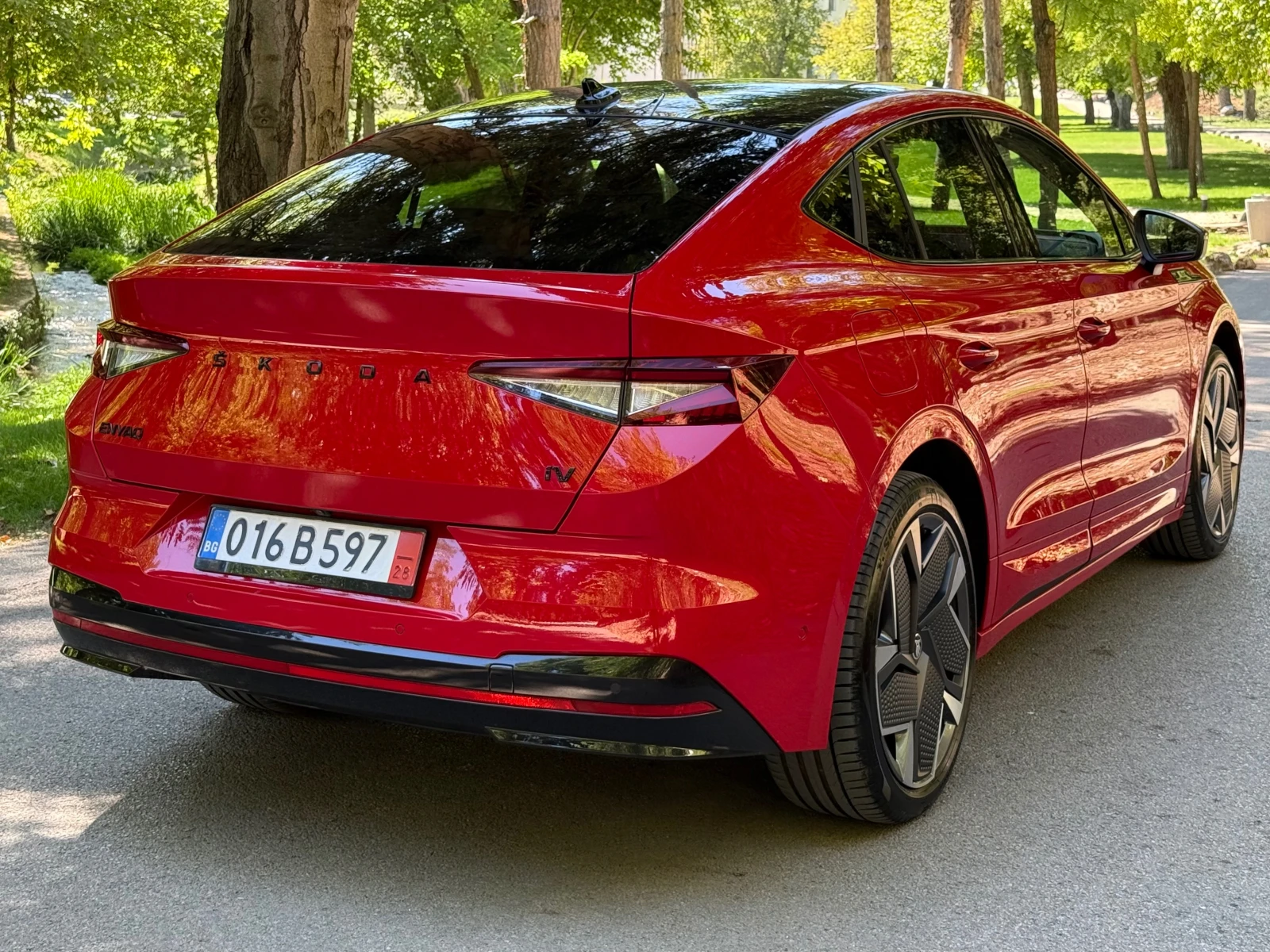 Skoda Enyaq VRS* COUPE* 4X4* PANO* CAM* DIST* ТЕГЛИЧ* MATRIX* , снимка 4 - Автомобили и джипове - 55693921