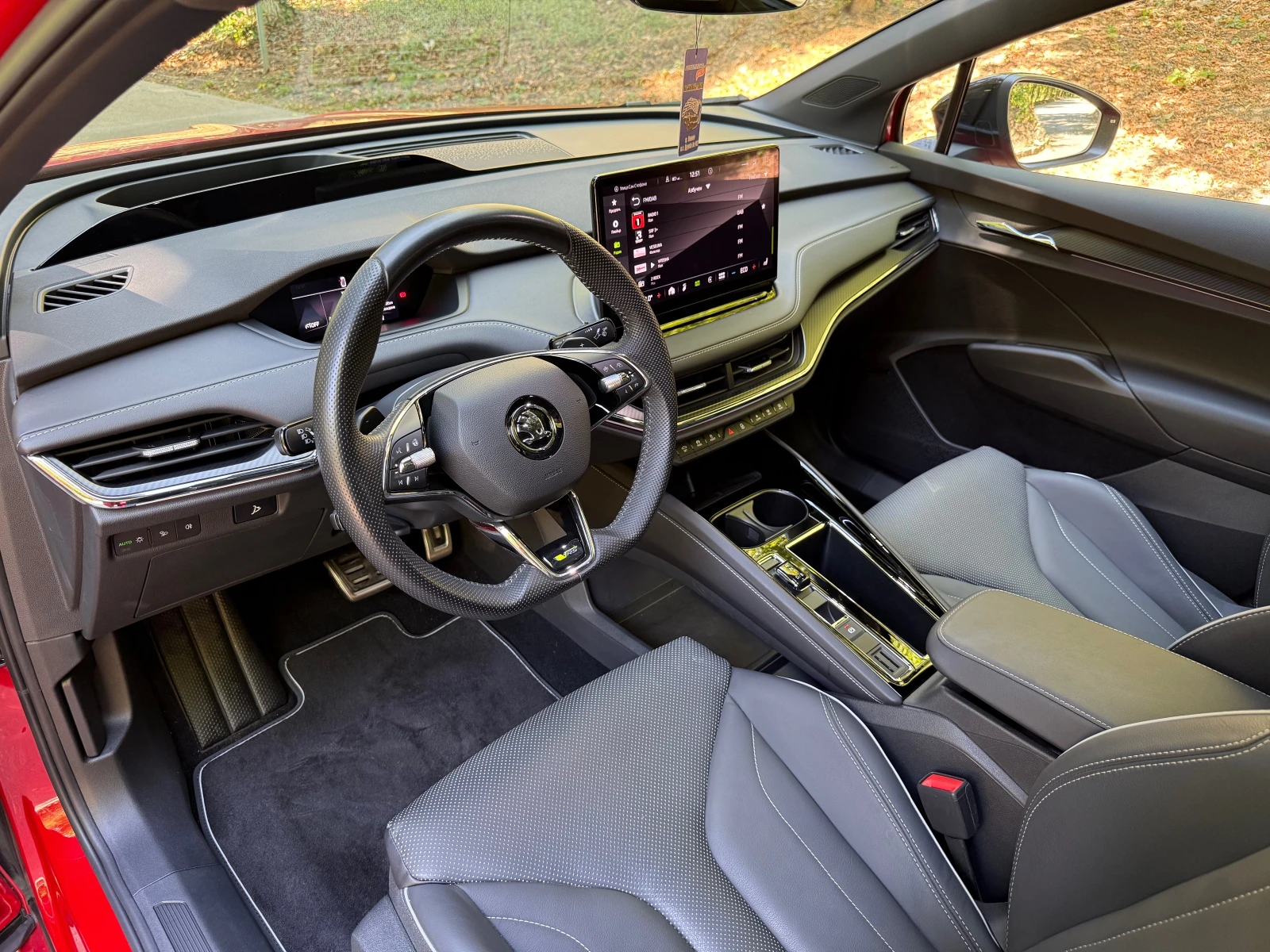 Skoda Enyaq VRS* COUPE* 4X4* PANO* CAM* DIST* ТЕГЛИЧ* MATRIX* , снимка 6 - Автомобили и джипове - 55693921