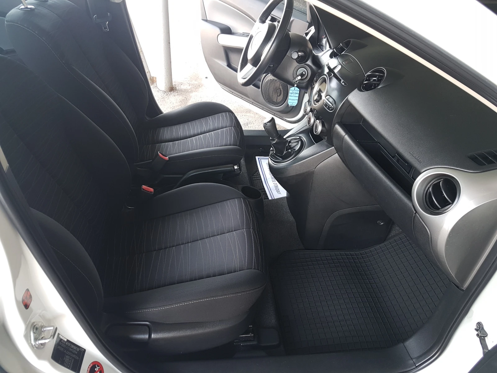 Mazda 2 1.3 i клима - изображение 10