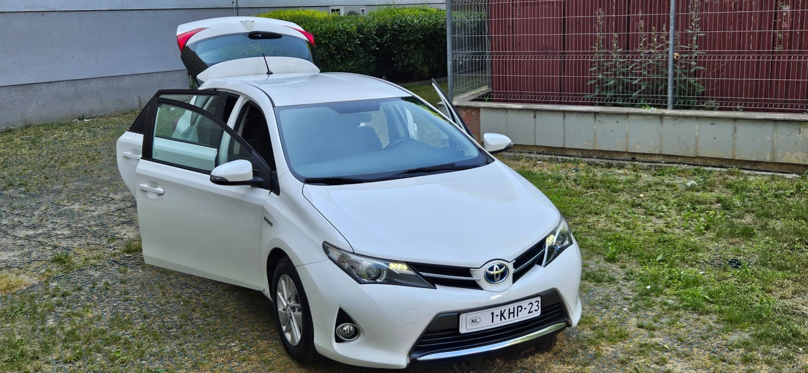 Toyota Auris 1.8, Hybrid. Като чисто нова - изображение 5