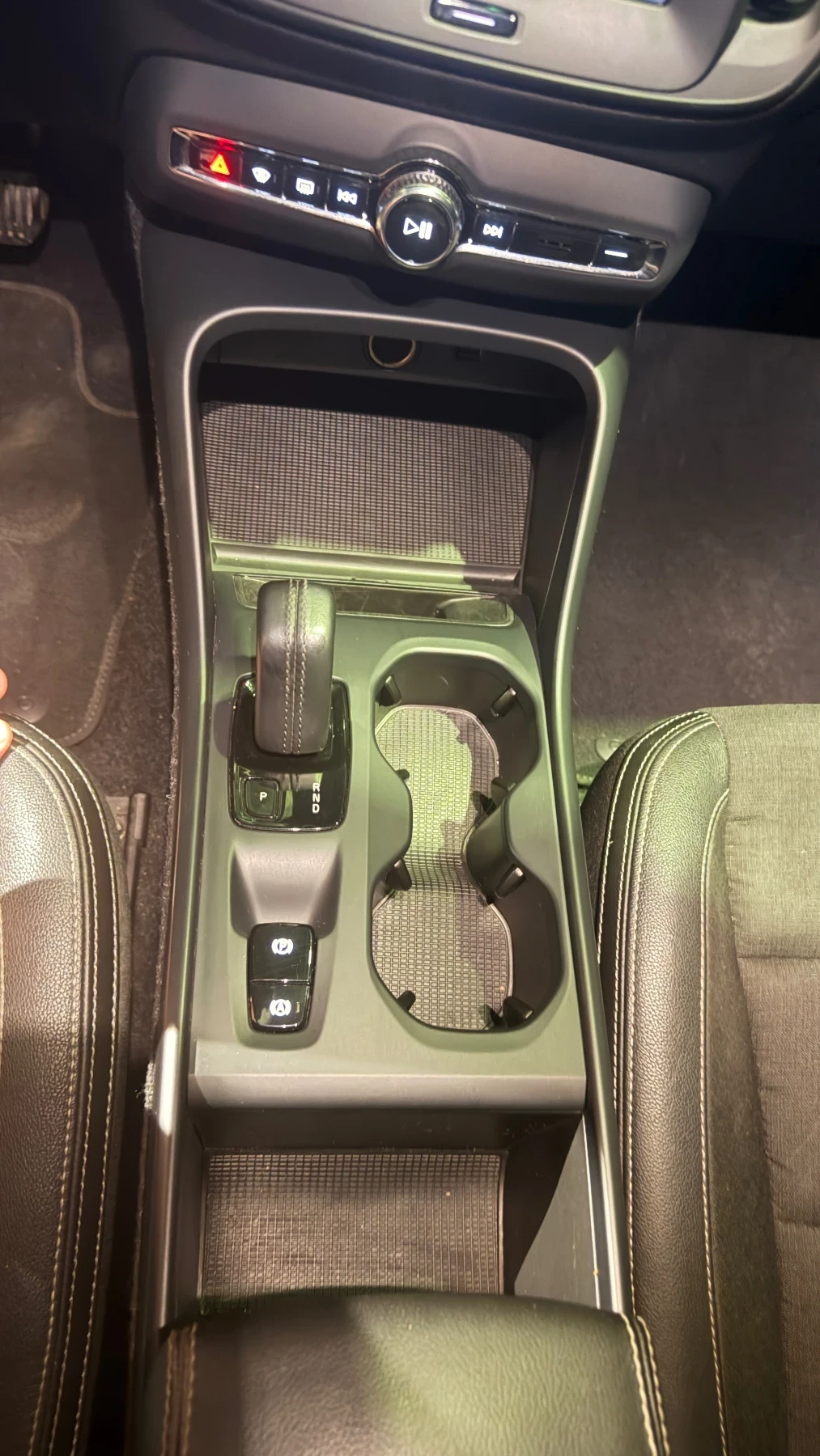 Volvo XC40 2.0d 150, снимка 11 - Автомобили и джипове - 54842678
