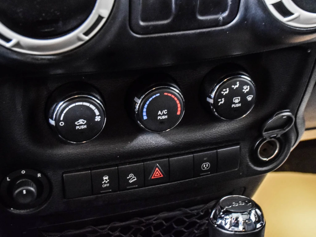 Jeep Wrangler  Sahara 4WD, снимка 13 - Автомобили и джипове - 55009306