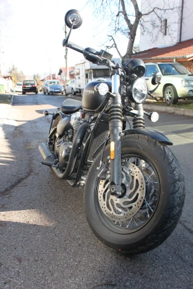 Triumph Bonneville Bobber Black, снимка 4