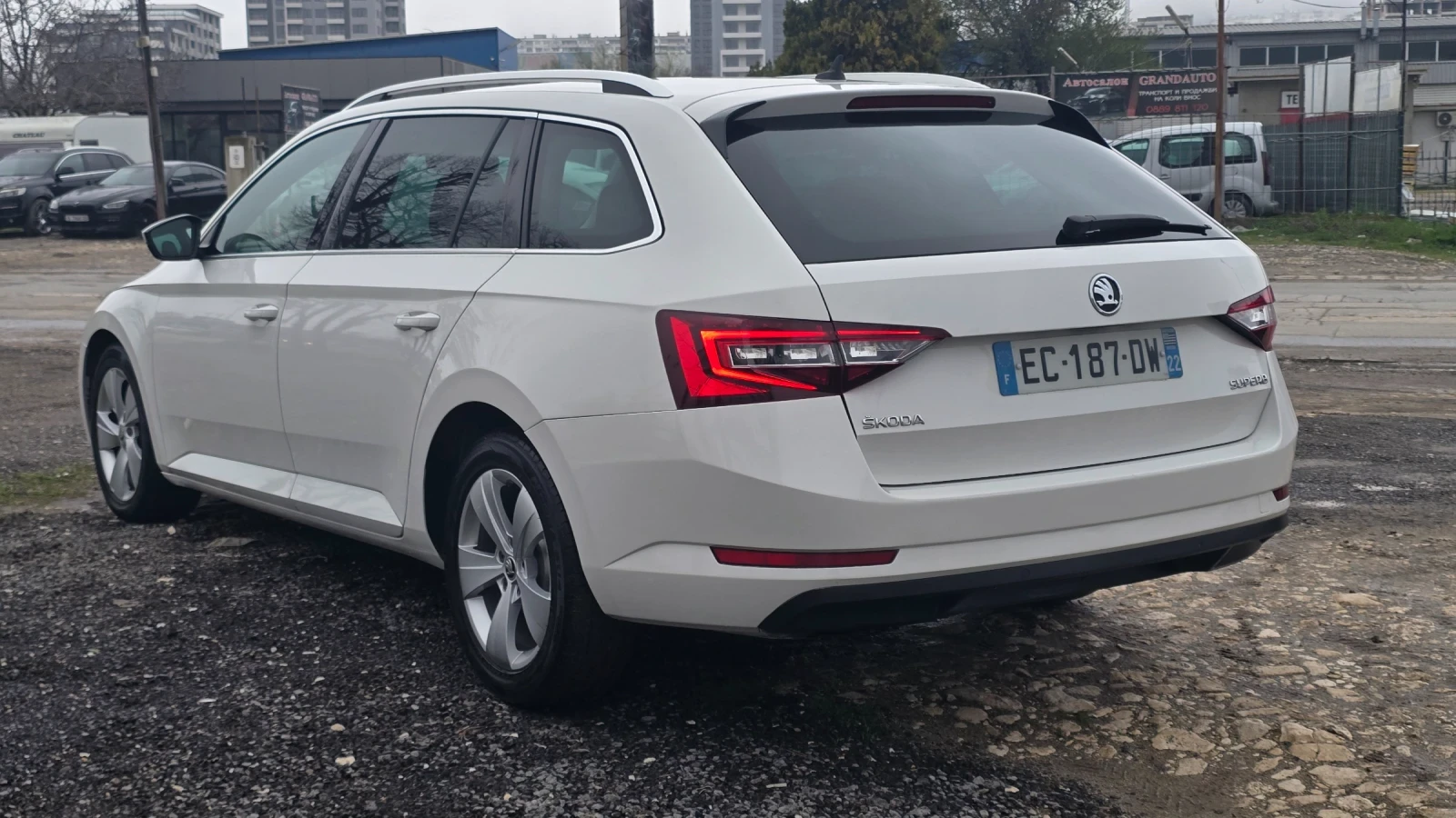 Skoda Superb 2.0TDI* LED DYNAMIC* DSG* КОЖА* KEYLESS , снимка 5 - Автомобили и джипове - 54070244