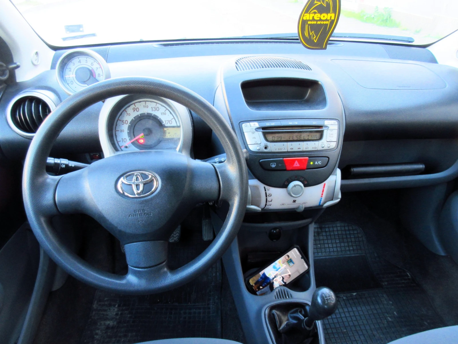 Toyota Aygo 1.0i, снимка 11 - Автомобили и джипове - 54321250