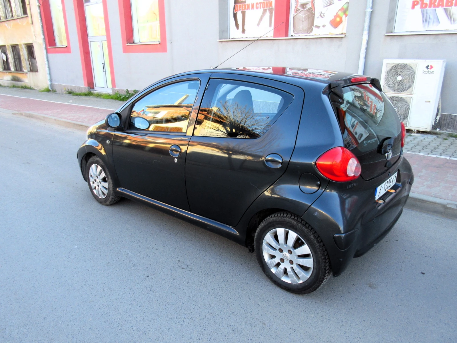 Toyota Aygo 1.0i, снимка 8 - Автомобили и джипове - 54321250