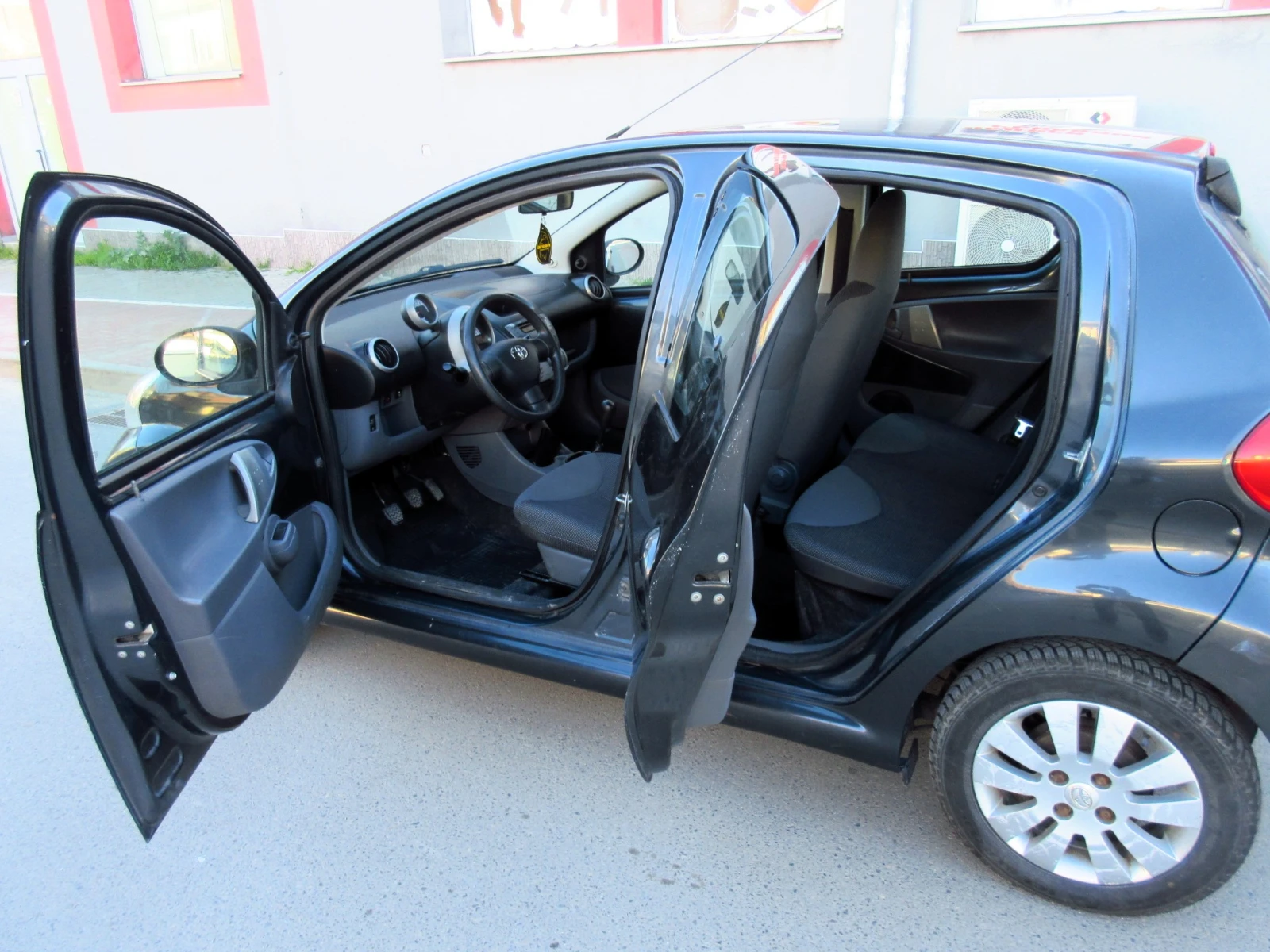 Toyota Aygo 1.0i, снимка 9 - Автомобили и джипове - 54321250