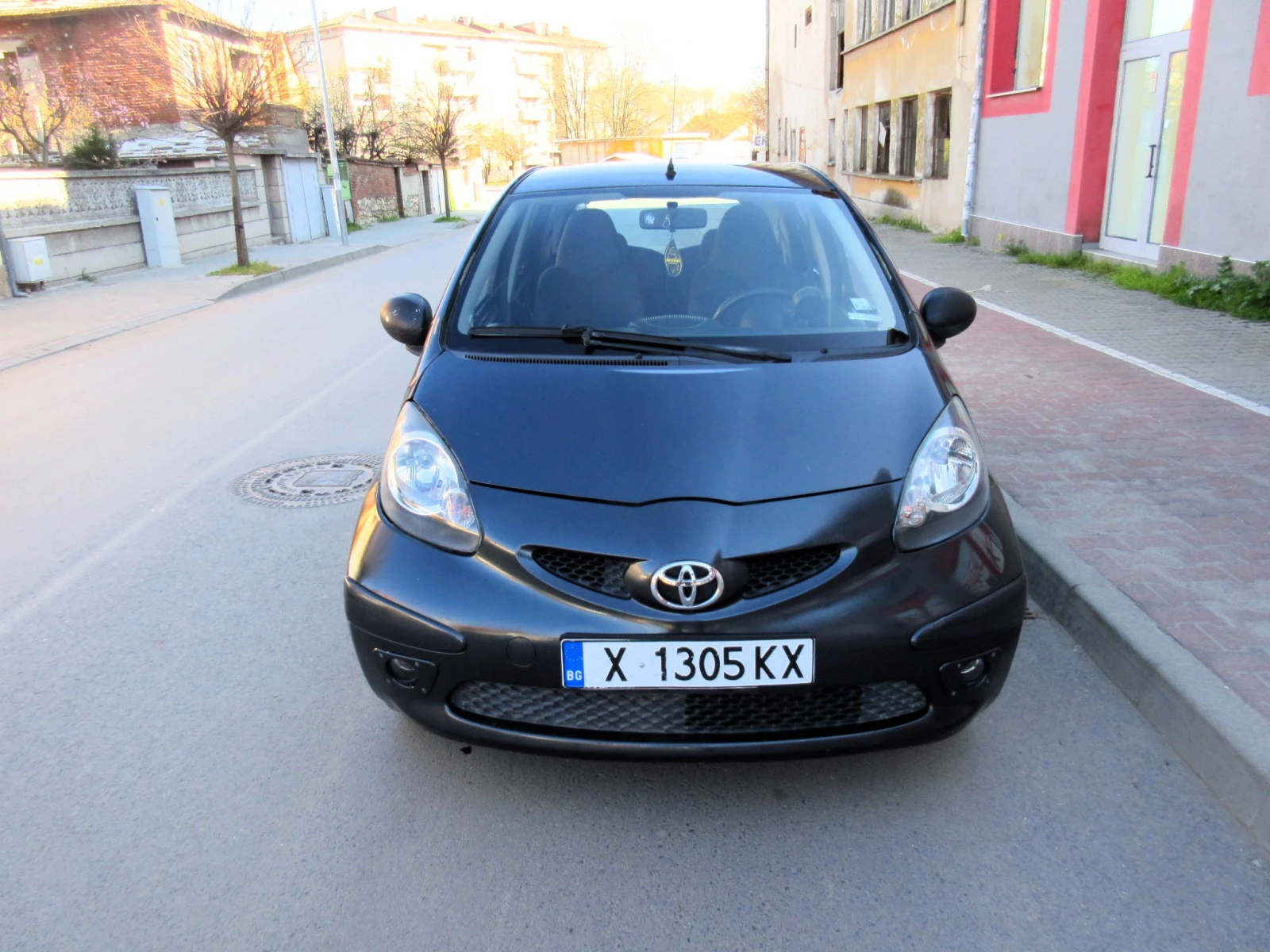 Toyota Aygo 1.0i, снимка 2 - Автомобили и джипове - 54321250