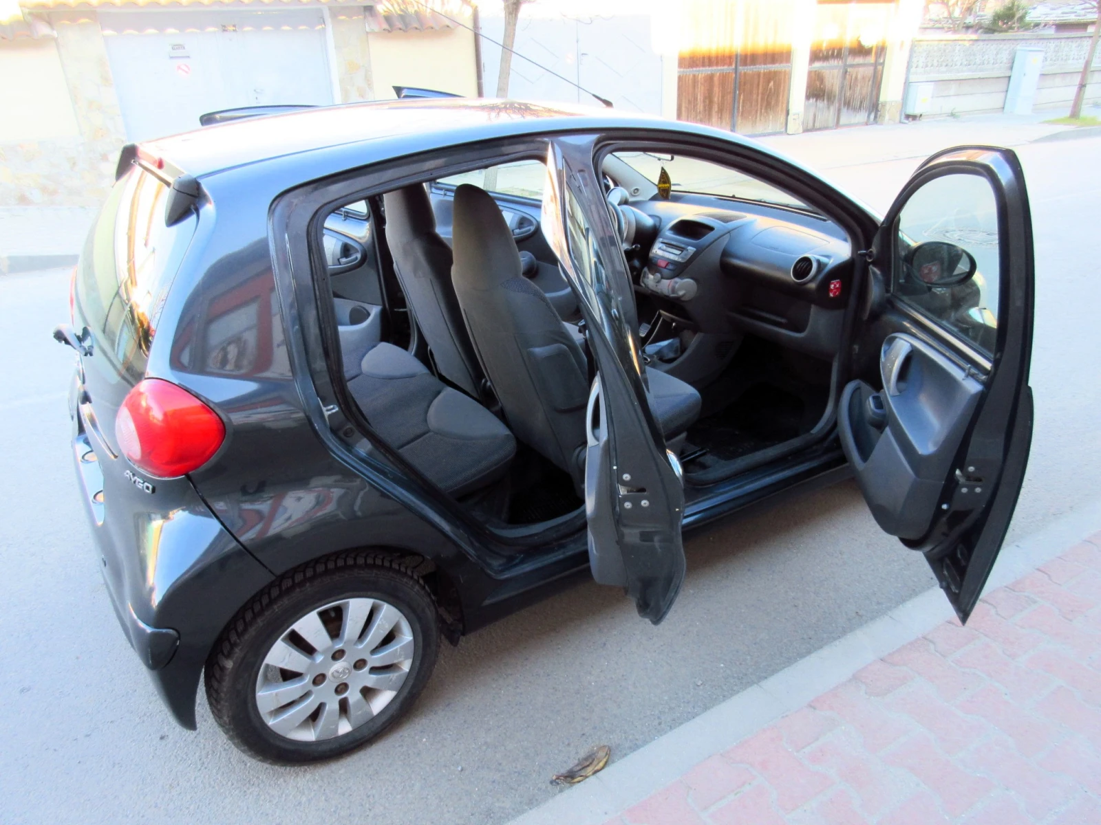 Toyota Aygo 1.0i, снимка 10 - Автомобили и джипове - 54321250