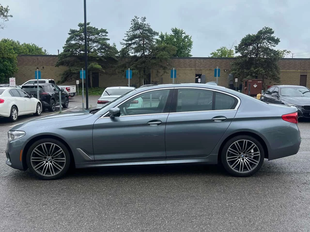BMW 530 XDRIVE * FULL M PACK* DIGITAL* ДИСТРОНИК* 360 КАМЕ, снимка 3 - Автомобили и джипове - 55158649