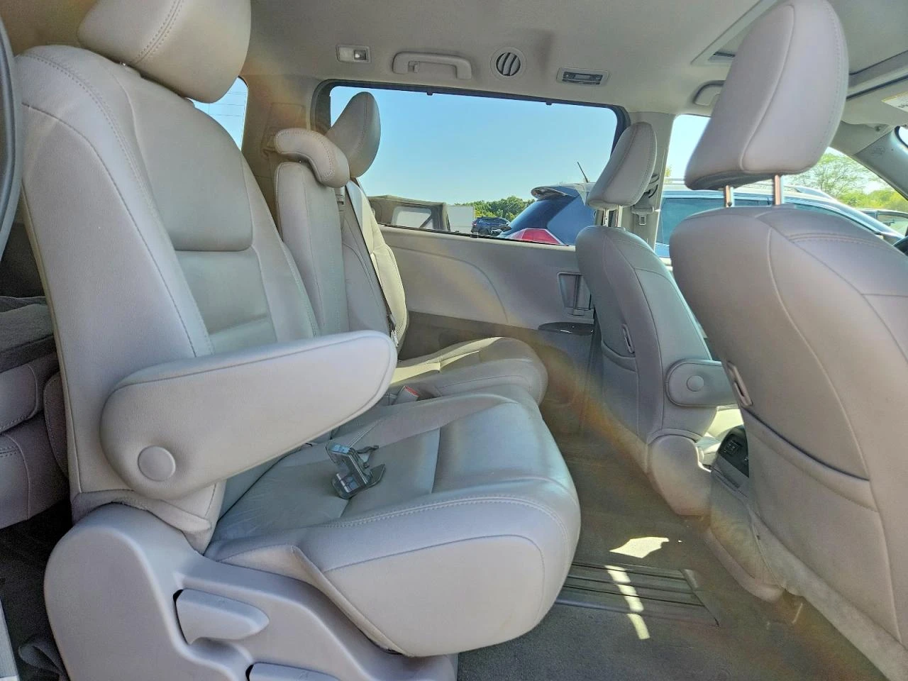 Toyota Sienna 3.5l Xle 8-Passenger, снимка 11 - Автомобили и джипове - 56151949