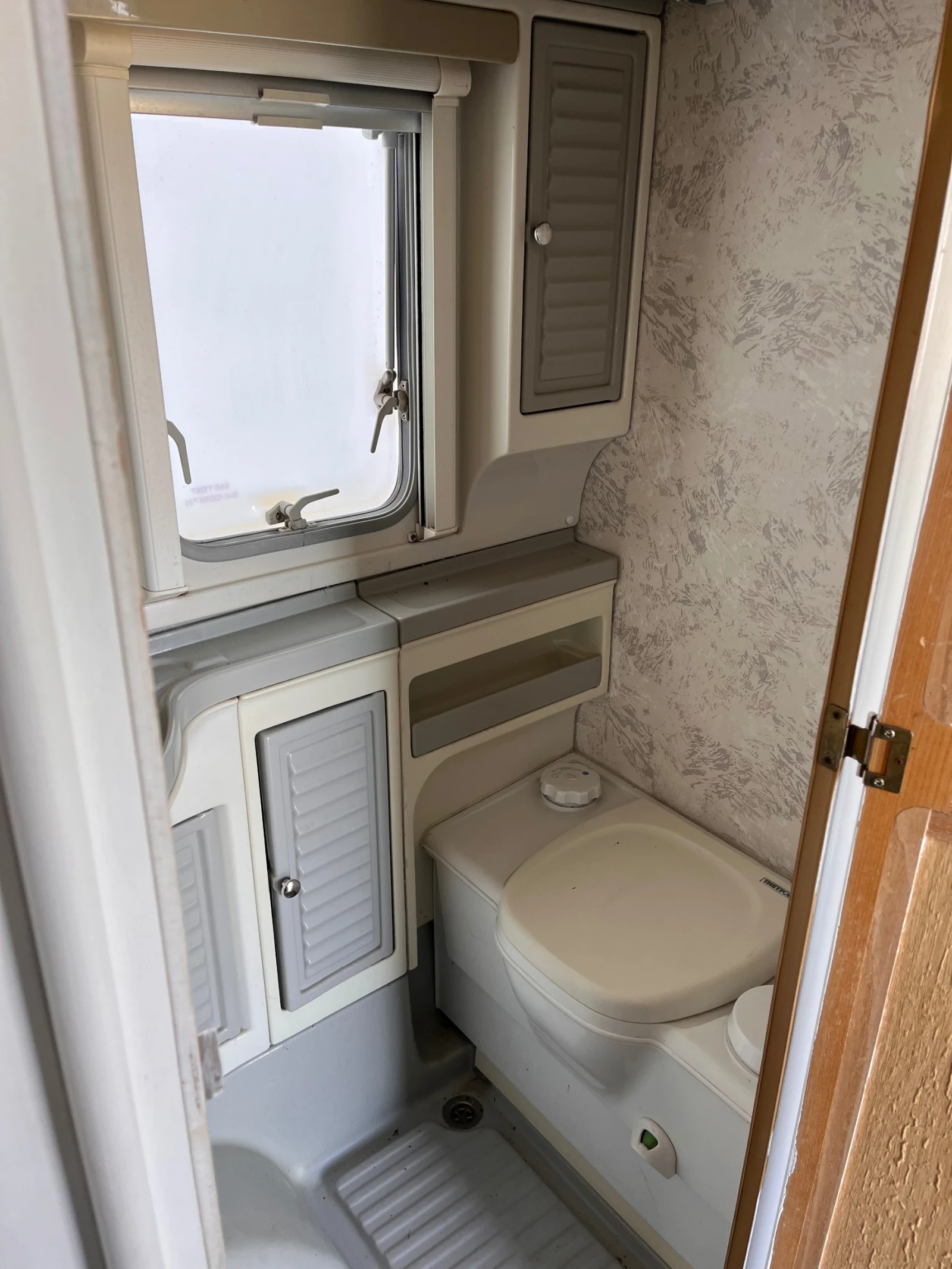 Каравана Swift Abbey Spectrum 520, снимка 14 - Каравани и кемпери - 54167757