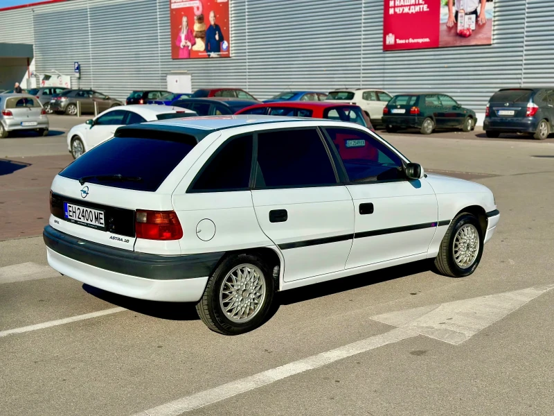 Opel Astra 1.6mi, снимка 4 - Автомобили и джипове - 48146824