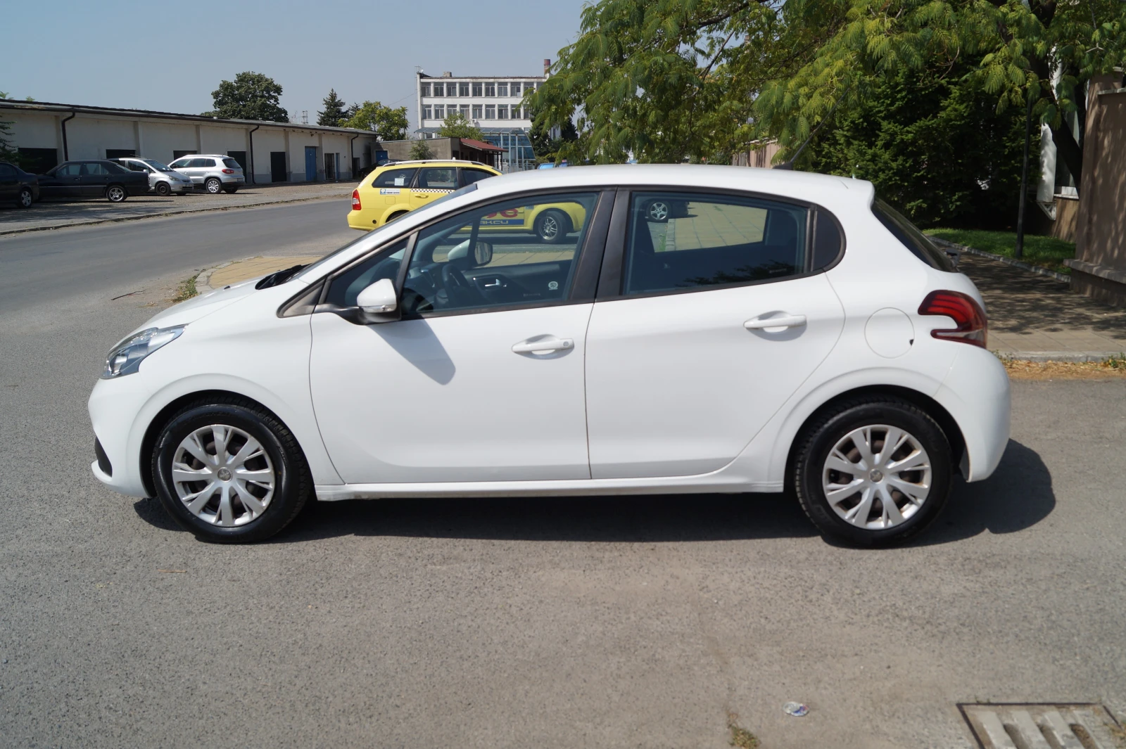 Peugeot 208 1.6d  - изображение 8