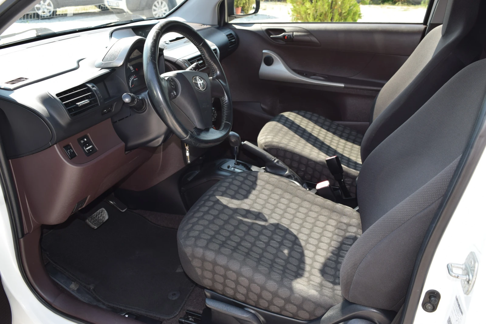 Toyota IQ 1.0 VVTI Автоматик - изображение 9