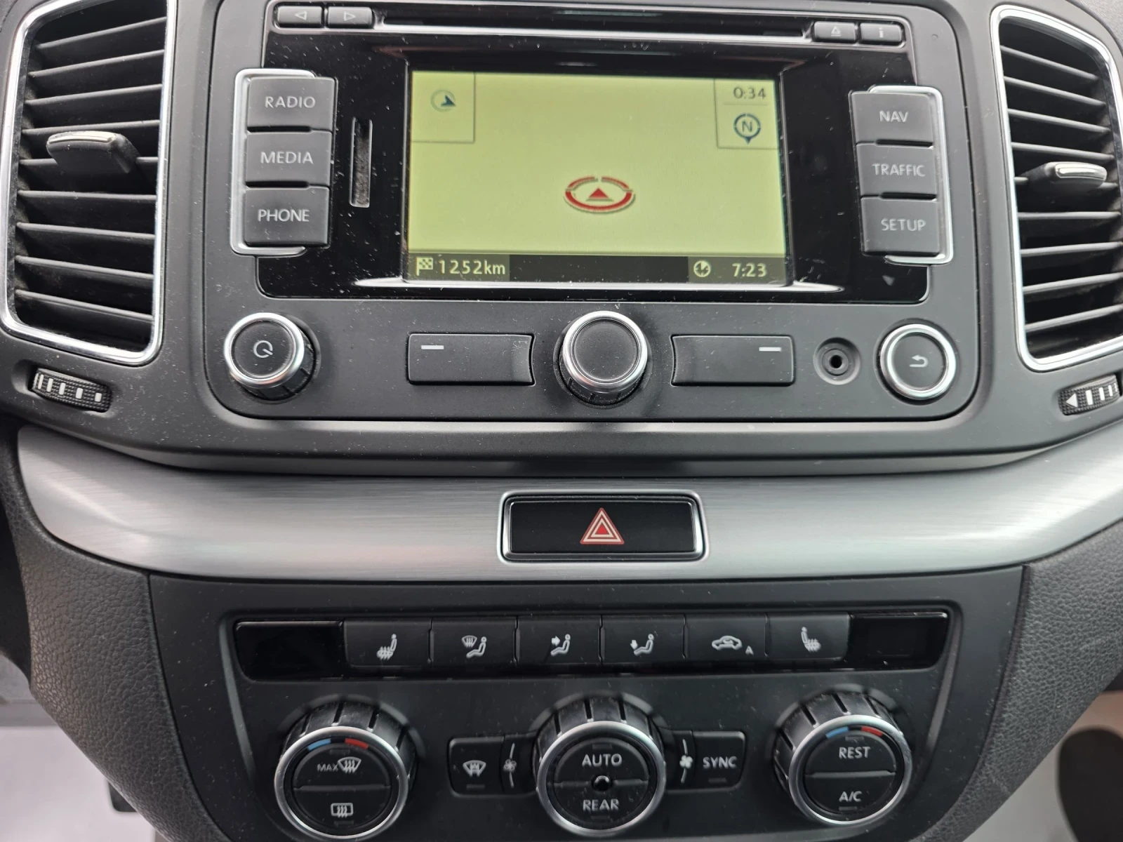 VW Sharan 2.0TDi DSG High-line 177k Лизинг, снимка 14 - Автомобили и джипове - 53958368