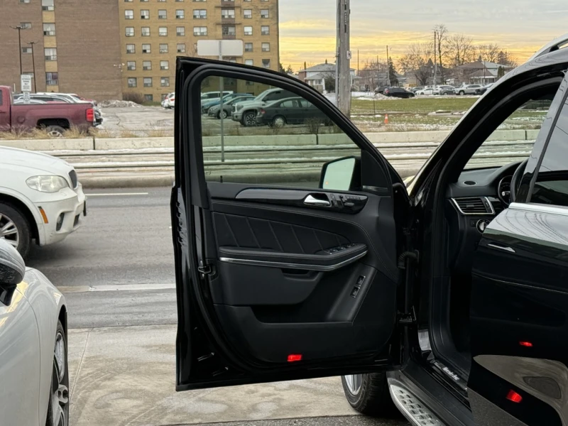 Mercedes-Benz GL 550 AMG PKG | PANO | REAR TVS | 360 CAMERA, снимка 16 - Автомобили и джипове - 53489593