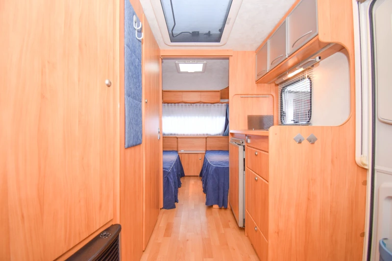 Каравана Adria Adora 472 LU+ ФОРСЕЛТ/МОТО МУВЪР/ПОДОВО ОТОПЛЕНИЕ, снимка 10 - Каравани и кемпери - 52861577