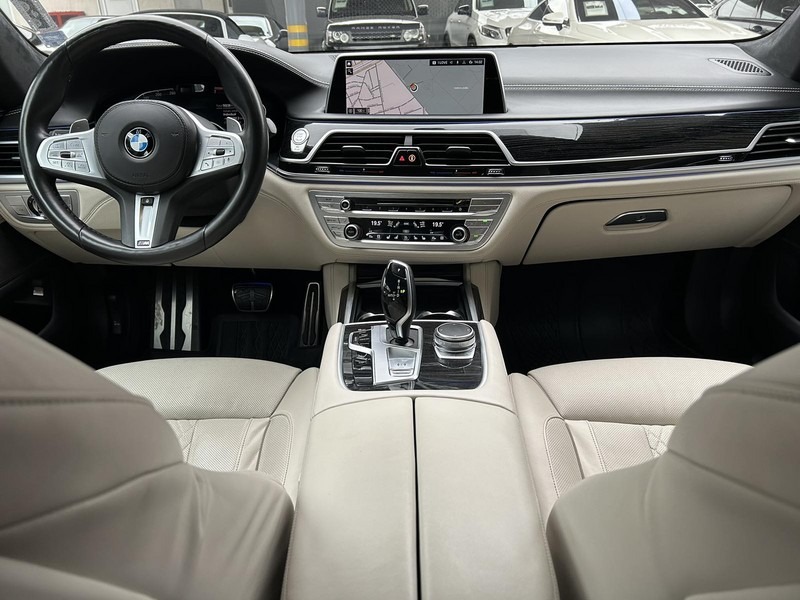 BMW 750 i M xDrive/Laser/HuD/Executive, снимка 11 - Автомобили и джипове - 44294067
